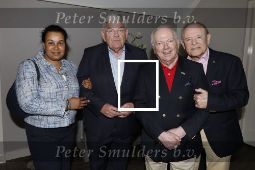 Renkum 21 april 2025
Ronnie Tober 80 jaar . Hij geeft feest in restaurant Campman in Renkum . Zijn partner Jan Jochems is natuurlijk aanwezig . Burgemeester van Den Haag Jan v Zanen reikt de eerste cd uit. Jan v Zanen kwam met zijn partner Simone Richardson