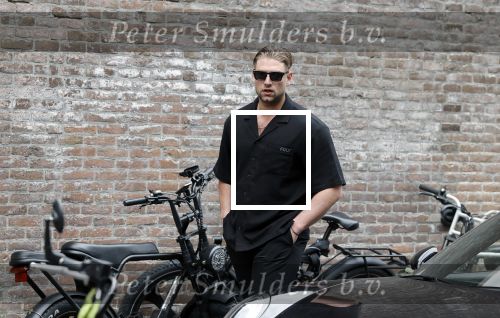 Zwolle 2 mei 2025
Vandaag is het afscheid van Jonnie Boer . er rijden 40 harley davidsons voor de kist van Jonnie Boer die op een zijspan staat.. Aanwezig zijn vrouw Therese Boer Dochter Isabelle en zoon Jimmie . Verder aanwezig Oos Kesbeke (met vrouw ) Rene Froger en Natasja Froger alsmede Astrid Joosten met haar man Rob Peters. Voor de Librije liggen heel veel bloemen