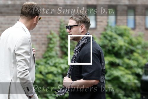 Zwolle 2 mei 2025
Vandaag is het afscheid van Jonnie Boer . er rijden 40 harley davidsons voor de kist van Jonnie Boer die op een zijspan staat.. Aanwezig zijn vrouw Therese Boer Dochter Isabelle en zoon Jimmie . Verder aanwezig Oos Kesbeke (met vrouw ) Rene Froger en Natasja Froger alsmede Astrid Joosten met haar man Rob Peters. Voor de Librije liggen heel veel bloemen