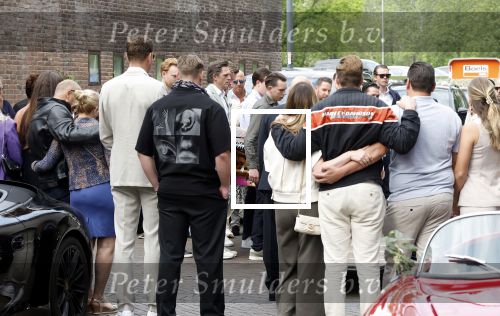 Zwolle 2 mei 2025
Vandaag is het afscheid van Jonnie Boer . er rijden 40 harley davidsons voor de kist van Jonnie Boer die op een zijspan staat.. Aanwezig zijn vrouw Therese Boer Dochter Isabelle en zoon Jimmie . Verder aanwezig Oos Kesbeke (met vrouw ) Rene Froger en Natasja Froger alsmede Astrid Joosten met haar man Rob Peters. Voor de Librije liggen heel veel bloemen