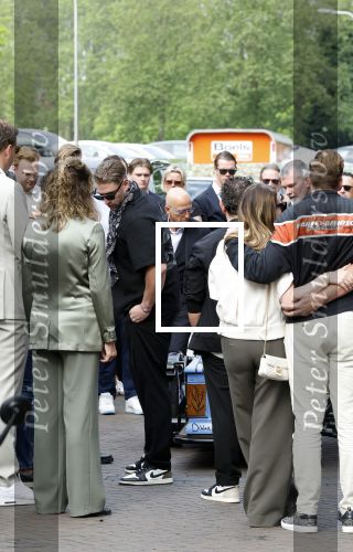 Zwolle 2 mei 2025
Vandaag is het afscheid van Jonnie Boer . er rijden 40 harley davidsons voor de kist van Jonnie Boer die op een zijspan staat.. Aanwezig zijn vrouw Therese Boer Dochter Isabelle en zoon Jimmie . Verder aanwezig Oos Kesbeke (met vrouw ) Rene Froger en Natasja Froger alsmede Astrid Joosten met haar man Rob Peters. Voor de Librije liggen heel veel bloemen