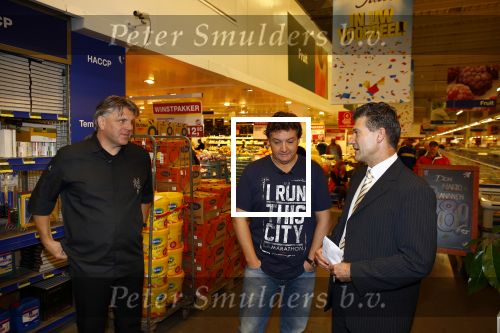 Amsterdam 29 oktober 2013
Rene Froger en Jonnie Boer mogen 4.5 minuten winkelen in de makro ( 4 jarig bestaan) en de waarde die ze winkelen krijgt de voedselbank in euro\'s uitgekeerd. Ze shopten 15 euro bij elkaar.