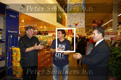 Amsterdam 29 oktober 2013
Rene Froger en Jonnie Boer mogen 4.5 minuten winkelen in de makro ( 4 jarig bestaan) en de waarde die ze winkelen krijgt de voedselbank in euro\'s uitgekeerd. Ze shopten 15 euro bij elkaar.