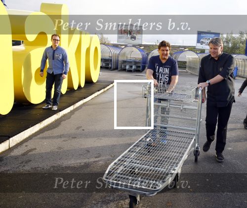 Amsterdam 29 oktober 2013
Rene Froger en Jonnie Boer mogen 4.5 minuten winkelen in de makro ( 4 jarig bestaan) en de waarde die ze winkelen krijgt de voedselbank in euro\'s uitgekeerd. Ze shopten 15 euro bij elkaar.