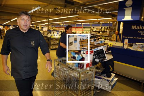 Amsterdam 29 oktober 2013
Rene Froger en Jonnie Boer mogen 4.5 minuten winkelen in de makro ( 4 jarig bestaan) en de waarde die ze winkelen krijgt de voedselbank in euro\'s uitgekeerd. Ze shopten 15 euro bij elkaar.