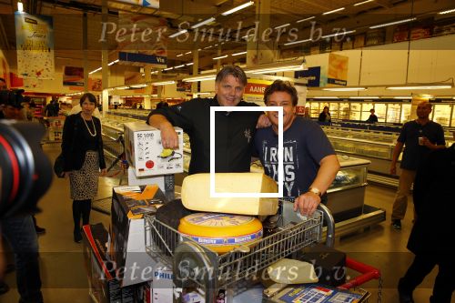 Amsterdam 29 oktober 2013
Rene Froger en Jonnie Boer mogen 4.5 minuten winkelen in de makro ( 4 jarig bestaan) en de waarde die ze winkelen krijgt de voedselbank in euro\'s uitgekeerd. Ze shopten 15 euro bij elkaar.