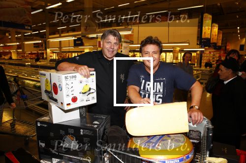 Amsterdam 29 oktober 2013
Rene Froger en Jonnie Boer mogen 4.5 minuten winkelen in de makro ( 4 jarig bestaan) en de waarde die ze winkelen krijgt de voedselbank in euro\'s uitgekeerd. Ze shopten 15 euro bij elkaar.