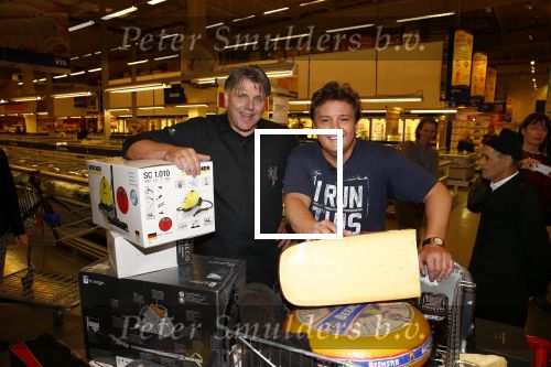 Amsterdam 29 oktober 2013
Rene Froger en Jonnie Boer mogen 4.5 minuten winkelen in de makro ( 4 jarig bestaan) en de waarde die ze winkelen krijgt de voedselbank in euro\'s uitgekeerd. Ze shopten 15 euro bij elkaar.