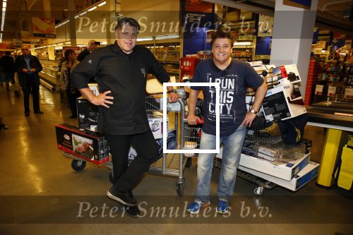 Amsterdam 29 oktober 2013
Rene Froger en Jonnie Boer mogen 4.5 minuten winkelen in de makro ( 4 jarig bestaan) en de waarde die ze winkelen krijgt de voedselbank in euro\'s uitgekeerd. Ze shopten 15 euro bij elkaar.