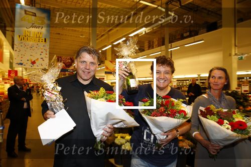 Amsterdam 29 oktober 2013
Rene Froger en Jonnie Boer mogen 4.5 minuten winkelen in de makro ( 4 jarig bestaan) en de waarde die ze winkelen krijgt de voedselbank in euro\'s uitgekeerd. Ze shopten 15 euro bij elkaar.