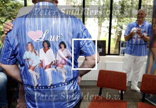 Hilversum 24 mei 2025
Presentatie nieuwe LP Luv bij de wisseloord studio\'s . Marga Scheide en Jose Hoebee krijgen de eerste plaat uit handen van de dochters van Hans v Hemert. LUV Fans