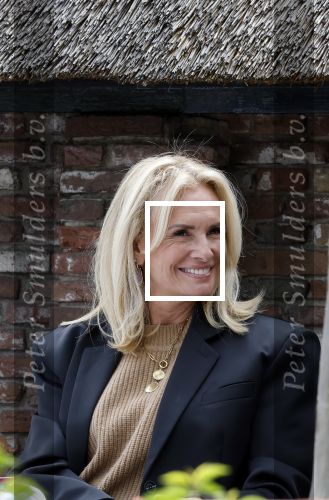 Blaricum 21 mei 2025
Leontine Ruiters op terras in Blaricum