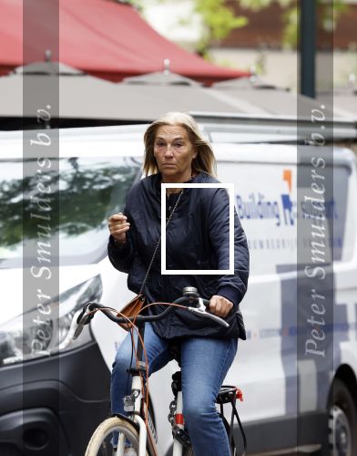 Amsterdam 7 mei 2025
Liesbeth v Basten op de fiets in Amsterdam zuid