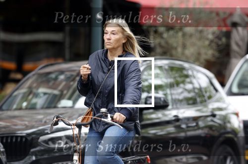 Amsterdam 7 mei 2025
Liesbeth v Basten op de fiets in Amsterdam zuid