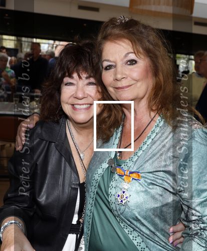 Apeldoorn 25 april 2025
Belinda Meuldijk krijgt lintje en wordt RIDDER in de orde van Oranje Nassau bij Orpheus . Ze kwam samen met haar zoon Yoshi en hun hond Noah.  Martine Howard (Guys and dolls)