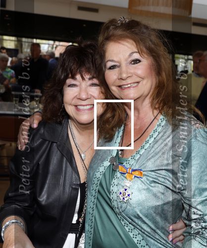 Apeldoorn 25 april 2025
Belinda Meuldijk krijgt lintje en wordt RIDDER in de orde van Oranje Nassau bij Orpheus . Ze kwam samen met haar zoon Yoshi en hun hond Noah.  Martine Howard (Guys and dolls)