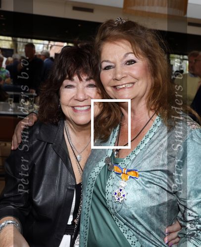 Apeldoorn 25 april 2025
Belinda Meuldijk krijgt lintje en wordt RIDDER in de orde van Oranje Nassau bij Orpheus . Ze kwam samen met haar zoon Yoshi en hun hond Noah.  Martine Howard (Guys and dolls)