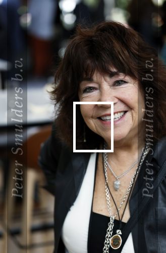 Apeldoorn 25 april 2025
Belinda Meuldijk krijgt lintje en wordt RIDDER in de orde van Oranje Nassau bij Orpheus . Ze kwam samen met haar zoon Yoshi en hun hond Noah.  Martine Howard (Guys and dolls)