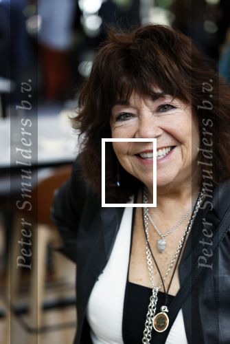 Apeldoorn 25 april 2025
Belinda Meuldijk krijgt lintje en wordt RIDDER in de orde van Oranje Nassau bij Orpheus . Ze kwam samen met haar zoon Yoshi en hun hond Noah.  Martine Howard (Guys and dolls)