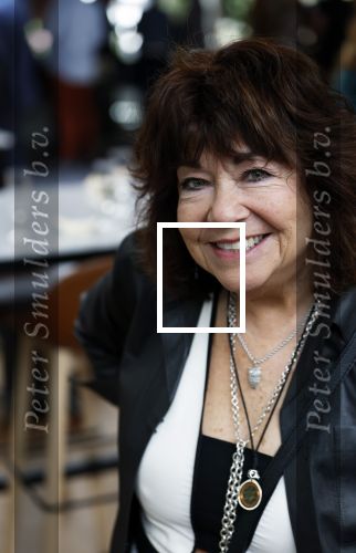 Apeldoorn 25 april 2025
Belinda Meuldijk krijgt lintje en wordt RIDDER in de orde van Oranje Nassau bij Orpheus . Ze kwam samen met haar zoon Yoshi en hun hond Noah.  Martine Howard (Guys and dolls)