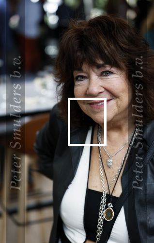 Apeldoorn 25 april 2025
Belinda Meuldijk krijgt lintje en wordt RIDDER in de orde van Oranje Nassau bij Orpheus . Ze kwam samen met haar zoon Yoshi en hun hond Noah.  Martine Howard (Guys and dolls)