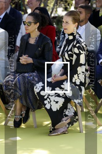 Rotterdam 15 mei 2025
Koningin MÃ¡xima opent Fenix, het kunstmuseum over migratie in Rotterdam. Het museum is gevestigd in een gerestaureerde monumentale loods uit 1923 die staat op de kade van vertrek en aankomst, de plek waar miljoenen mensen een nieuw leven zijn begonnen.
