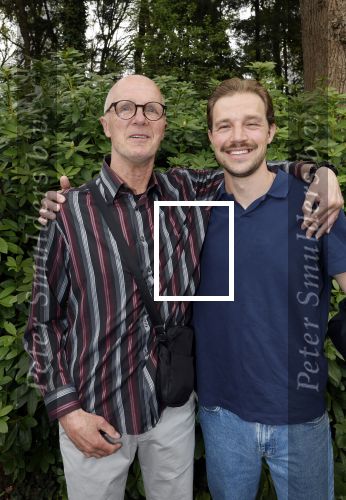 Renkum 21 april 2025
Ronnie Tober 80 jaar . Hij geeft feest in restaurant Campman in Renkum . Zijn partner Jan Jochems is natuurlijk aanwezig . Pedro v Raamsdonk met zijn zoon zanger Kay v Raamsdonk