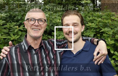 Renkum 21 april 2025
Ronnie Tober 80 jaar . Hij geeft feest in restaurant Campman in Renkum . Zijn partner Jan Jochems is natuurlijk aanwezig . Pedro v Raamsdonk met zijn zoon zanger Kay v Raamsdonk