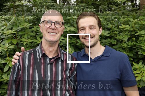 Renkum 21 april 2025
Ronnie Tober 80 jaar . Hij geeft feest in restaurant Campman in Renkum . Zijn partner Jan Jochems is natuurlijk aanwezig . Pedro v Raamsdonk met zijn zoon zanger Kay v Raamsdonk