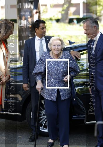 Amsterdam 20 mei 2025
Prinses Beatrix opent Art Zuid in Amsterdam zuid. Prinses Beatrix loopt met 2 wandelstokken .