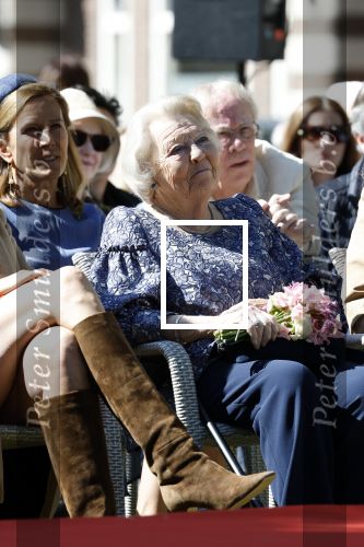 Amsterdam 20 mei 2025
Prinses Beatrix opent Art Zuid in Amsterdam zuid. Prinses Beatrix loopt met 2 wandelstokken .