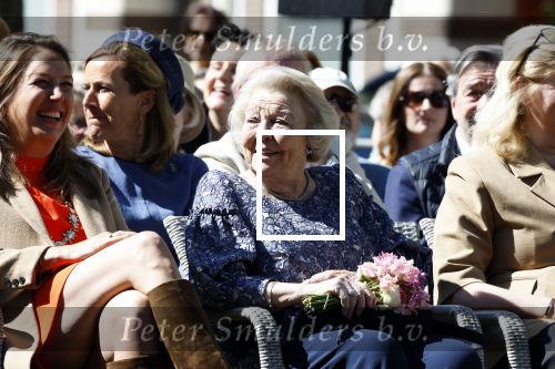 Amsterdam 20 mei 2025
Prinses Beatrix opent Art Zuid in Amsterdam zuid. Prinses Beatrix loopt met 2 wandelstokken .