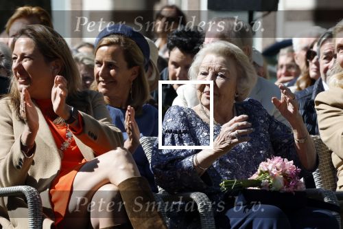 Amsterdam 20 mei 2025
Prinses Beatrix opent Art Zuid in Amsterdam zuid. Prinses Beatrix loopt met 2 wandelstokken .