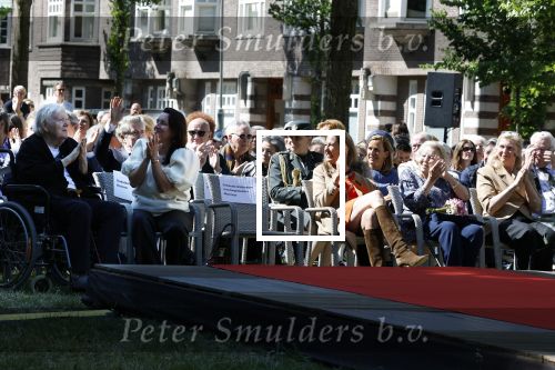 Amsterdam 20 mei 2025
Prinses Beatrix opent Art Zuid in Amsterdam zuid. Prinses Beatrix loopt met 2 wandelstokken .