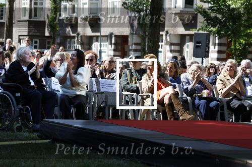 Amsterdam 20 mei 2025
Prinses Beatrix opent Art Zuid in Amsterdam zuid. Prinses Beatrix loopt met 2 wandelstokken .