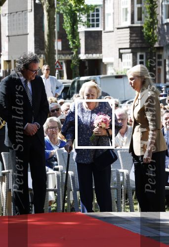 Amsterdam 20 mei 2025
Prinses Beatrix opent Art Zuid in Amsterdam zuid. Prinses Beatrix loopt met 2 wandelstokken .