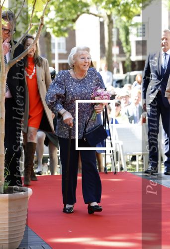 Amsterdam 20 mei 2025
Prinses Beatrix opent Art Zuid in Amsterdam zuid. Prinses Beatrix loopt met 2 wandelstokken .