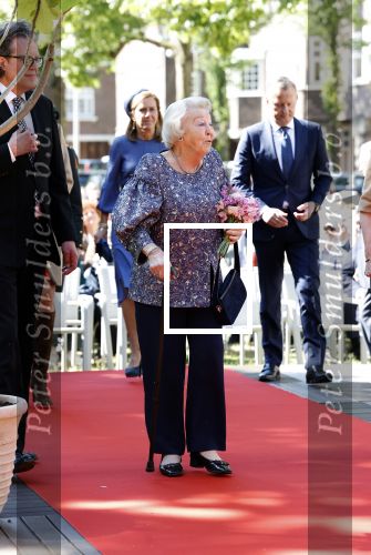Amsterdam 20 mei 2025
Prinses Beatrix opent Art Zuid in Amsterdam zuid. Prinses Beatrix loopt met 2 wandelstokken .