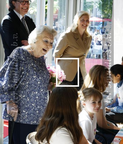 Amsterdam 20 mei 2025
Prinses Beatrix opent Art Zuid in Amsterdam zuid. Prinses Beatrix loopt met 2 wandelstokken .