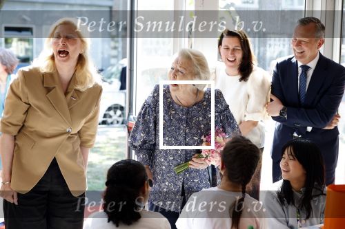 Amsterdam 20 mei 2025
Prinses Beatrix opent Art Zuid in Amsterdam zuid. Prinses Beatrix loopt met 2 wandelstokken .