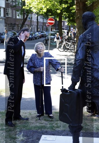 Amsterdam 20 mei 2025
Prinses Beatrix opent Art Zuid in Amsterdam zuid. Prinses Beatrix loopt met 2 wandelstokken .