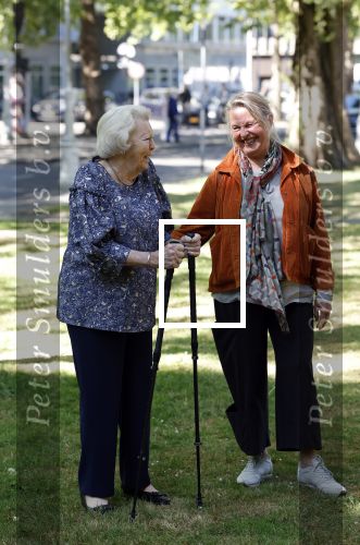 Amsterdam 20 mei 2025
Prinses Beatrix opent Art Zuid in Amsterdam zuid. Prinses Beatrix loopt met 2 wandelstokken .