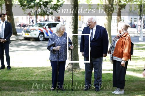 Amsterdam 20 mei 2025
Prinses Beatrix opent Art Zuid in Amsterdam zuid. Prinses Beatrix loopt met 2 wandelstokken .