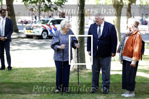 Amsterdam 20 mei 2025
Prinses Beatrix opent Art Zuid in Amsterdam zuid. Prinses Beatrix loopt met 2 wandelstokken .