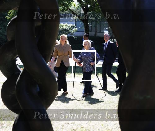 Amsterdam 20 mei 2025
Prinses Beatrix opent Art Zuid in Amsterdam zuid. Prinses Beatrix loopt met 2 wandelstokken .