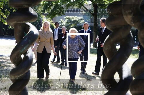 Amsterdam 20 mei 2025
Prinses Beatrix opent Art Zuid in Amsterdam zuid. Prinses Beatrix loopt met 2 wandelstokken .