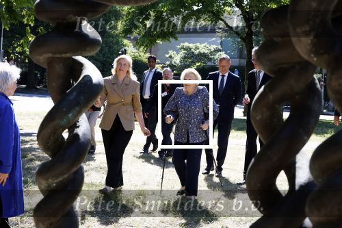 Amsterdam 20 mei 2025
Prinses Beatrix opent Art Zuid in Amsterdam zuid. Prinses Beatrix loopt met 2 wandelstokken .