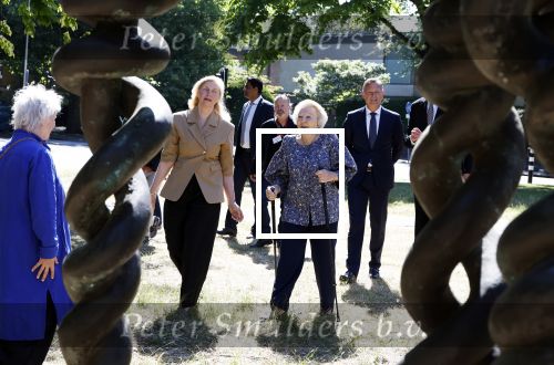 Amsterdam 20 mei 2025
Prinses Beatrix opent Art Zuid in Amsterdam zuid. Prinses Beatrix loopt met 2 wandelstokken .
