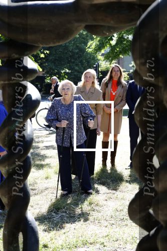 Amsterdam 20 mei 2025
Prinses Beatrix opent Art Zuid in Amsterdam zuid. Prinses Beatrix loopt met 2 wandelstokken .