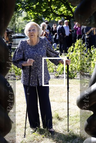 Amsterdam 20 mei 2025
Prinses Beatrix opent Art Zuid in Amsterdam zuid. Prinses Beatrix loopt met 2 wandelstokken .